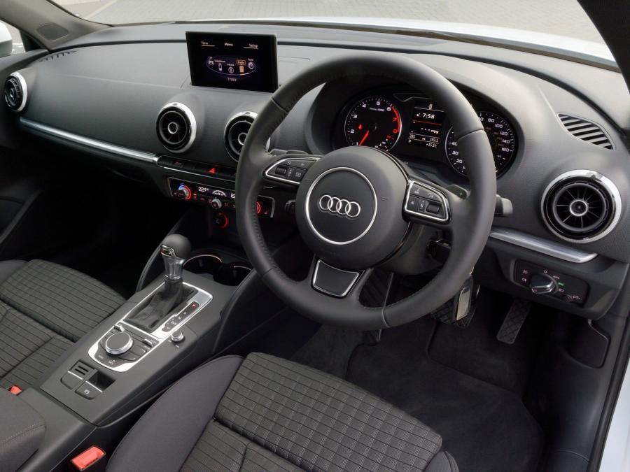 Торпедо Audi A3 Sedan 2.0 TFSI (8V) 2013 года  (UK) (фото 13 из 17)